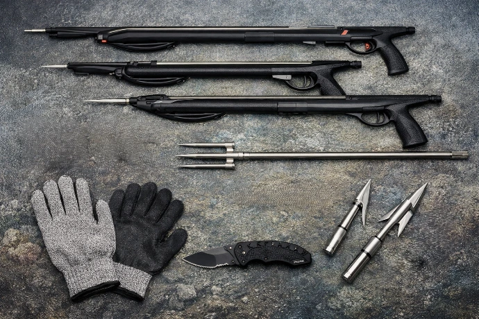 مسدس بحر وبندقية رمح وسكاكين بحر لصيد البحر